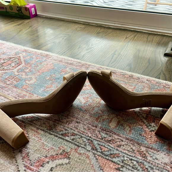 Lulu’s Nude 4” Heels - Picture 4 of 5